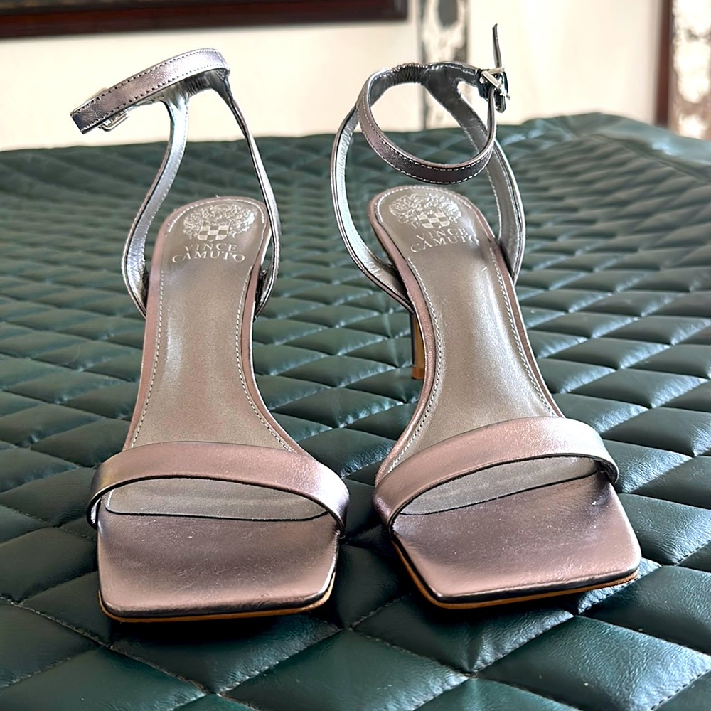 VINCE CAMUTO SAPRENDA SANDAL